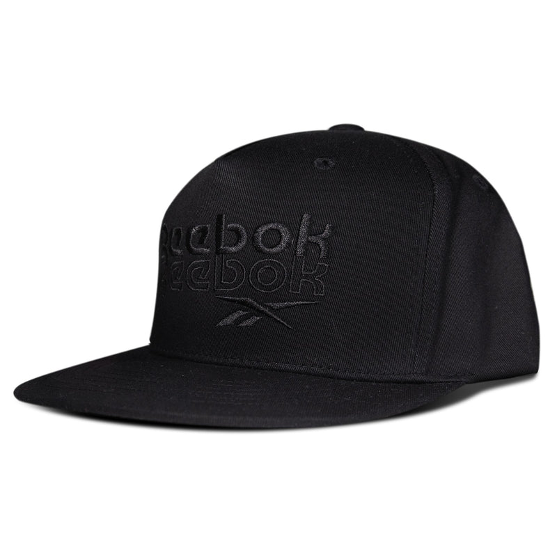 The Reebok Double Vision Cap is a black snapback with a flat brim and front embroidered logo, styled for streetwear appeal. The hat’s angled fit adds an effortlessly cool touch.
